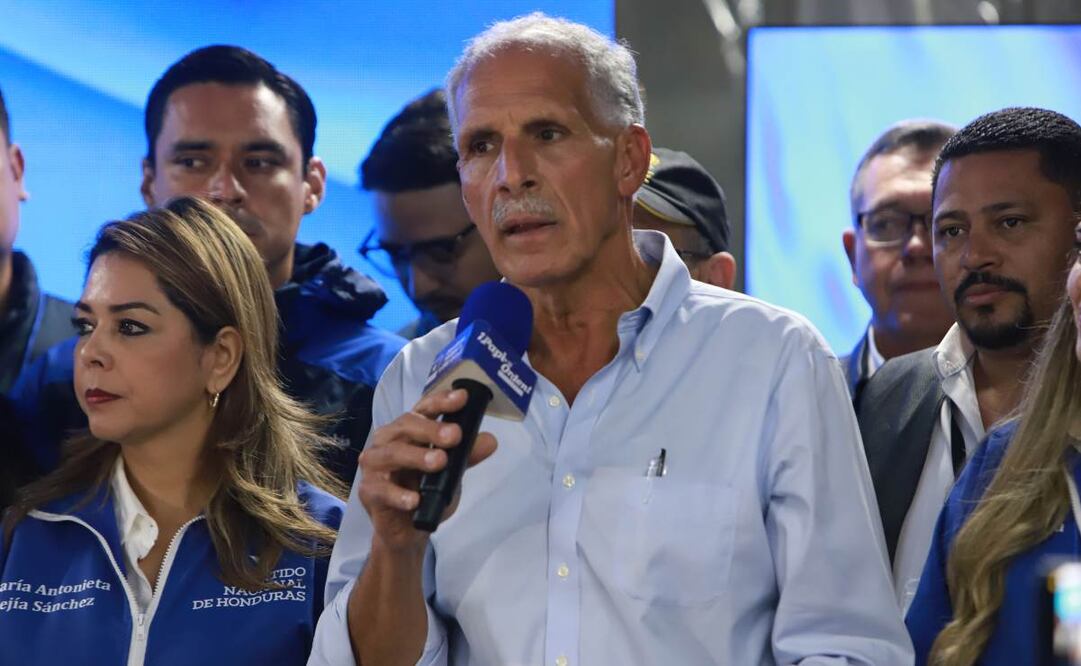 El candidato a la Presidencia de Honduras por el Partido Nacional, Nasry Asfura, habla en una rueda de prensa este domingo, en Tegucigalpa. Foto: EFE