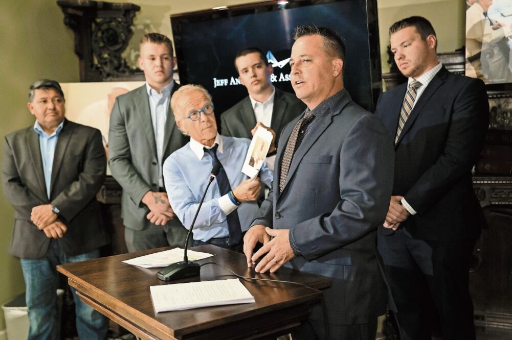 Jim Keenan, víctima de abusos por parte de un sacerdote, habló ayer con la prensa en St. Paul, Minnesota, sobre la demanda presentada contra el Vaticano. / AP