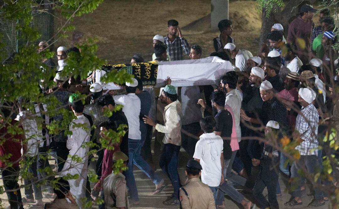 Familiares y lugareños llevan el cuerpo de Atiq Ahmad, un exlegislador indio condenado por secuestro y enfrenta cargos de asesinato y agresión, para enterrarlo en Prayagraj. Foto: AP
