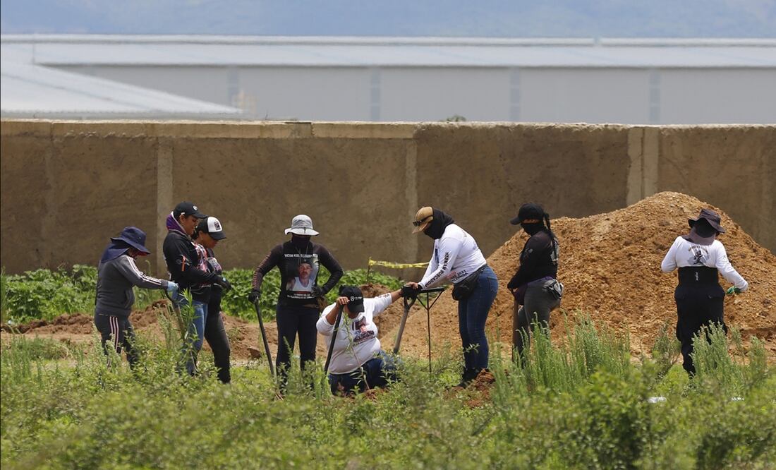 Integrantes del colectivo Guerreros Buscadores trabajan en la excavación de una fosa clandestina en la zona de Las Agujas, en Zapopan, Jalisco, el martes 8 de julio de 2025. Foto: EFE