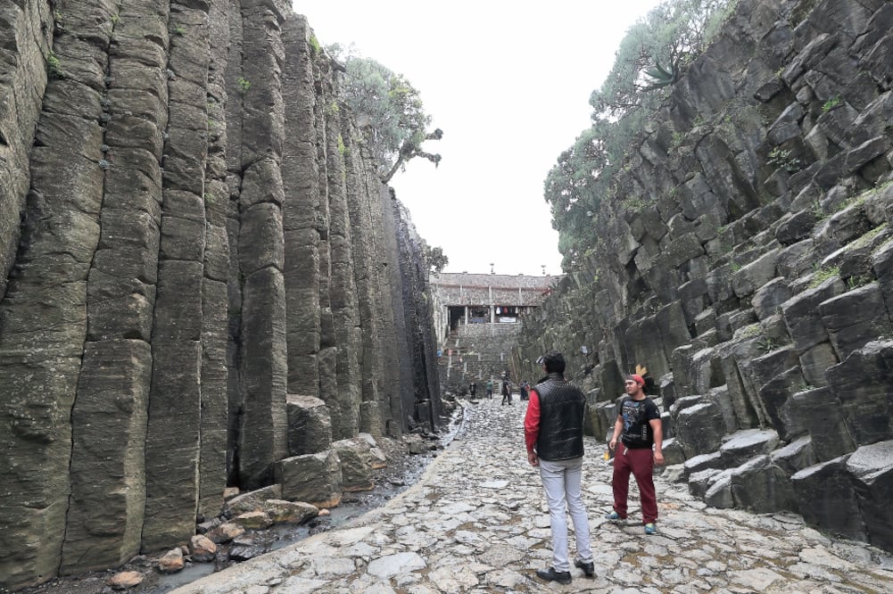 Los Prismas Basálticos se originaron por el flujo de lava de la actividad volcánica de hace 2.5 millones de años; su geometría se debe al enfriamiento de la lava al entrar en contacto con un cuerpo de agua. (IRVIN OLIVARES Enviado)