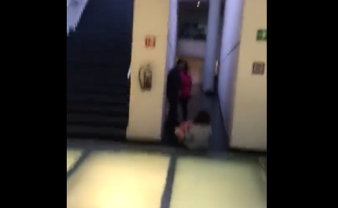 Foto: La excolaboradora de Félix Salgado Macedonio fue empujada por la senadora Balderas. Foto: Captura de pantalla