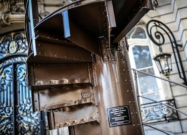 Tramo de escalera de la Torre Eiffel subastado por 329 mil dólares
