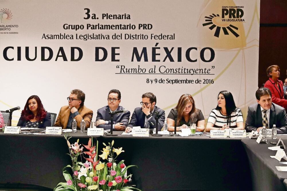 En reunión plenaria, los perredistas acordaron incluir temas como revocación de mandato, referéndum y plebiscito, además de temas ambientales (ARCHIVO EL UNIVERSAL)