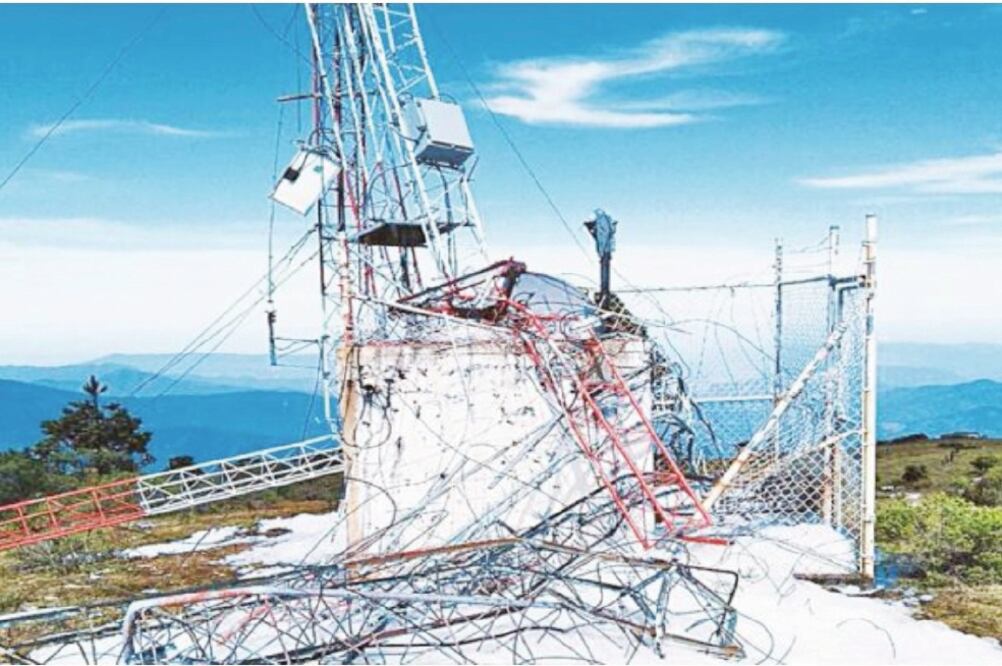 Los fuertes vientos derribaron la semana anterior dos antenas del sistema de alertamiento ubicadas en las comunidades de San Antonio Cuajimoloyas y Humo Chico (ARCHIVO EL UNIVERSAL)