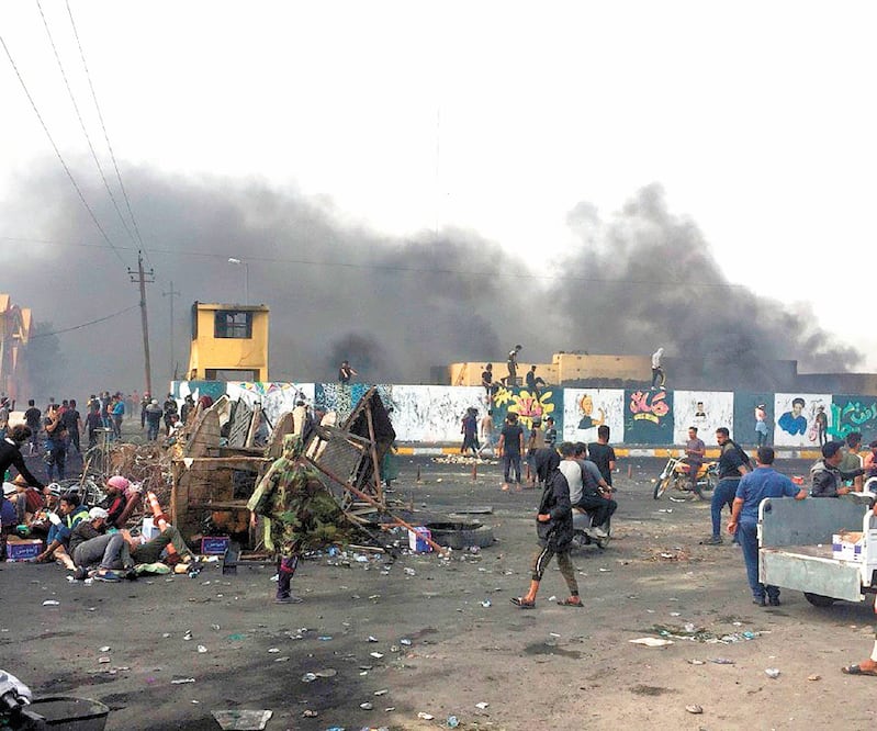 Opositores. Manifestantes iraquíes cerca de una base militar, en Nasiriya, donde hubo más de 250 heridos en choques contra los militares. Foto/HAIDER AL-ASSADEE. EFE
