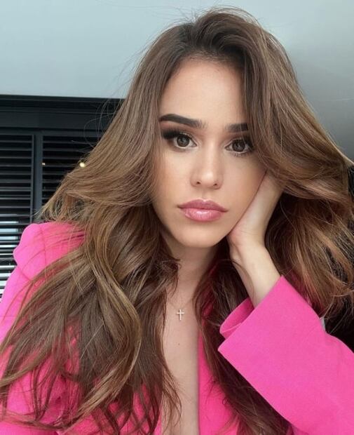 Yanet García muestra que llevar plumas es lo más sexy de la temporada