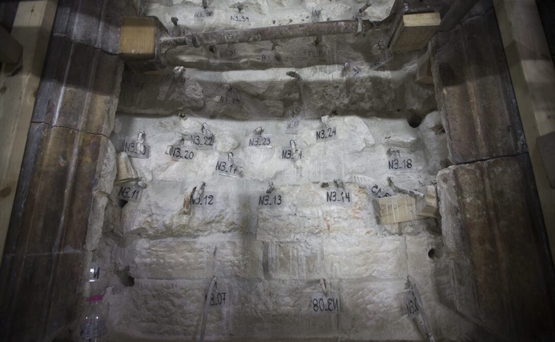 El grupo científico griego a cargo de la restauración del Santo Sepulcro ultima los trabajos de rehabilitación para evitar que la tumbra de Jesucristo se convierta en una "montaña de arena".