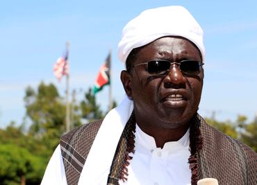 Trump invita a medio hermano de Obama a último debate