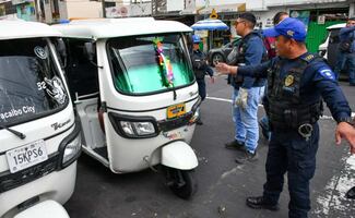Remiten ocho mototaxis y siete operadores al Juez Cívico por obstrucción de vía pública en Iztapalapa