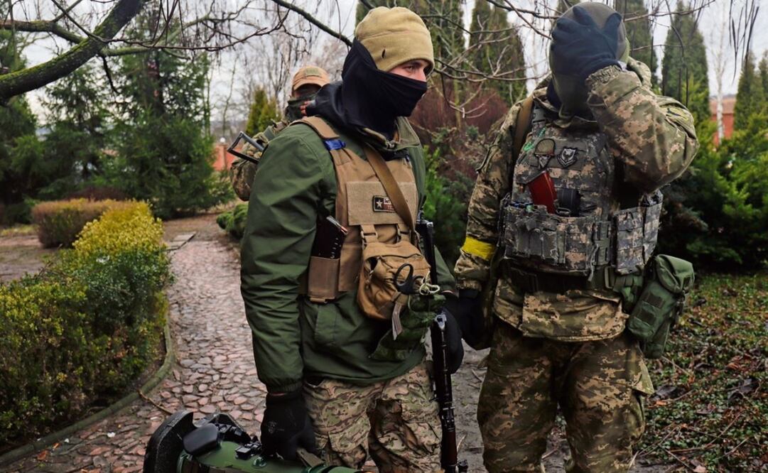 Militares ucranianos con armas antitanque NLAW británicas se preparan para ir a su posición en Makariv, cerca de Kiev. Foto: EFE