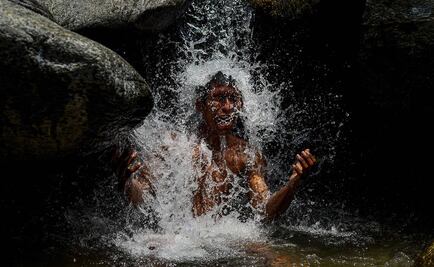 Decenas se bañan y lavan ropa en río de montaña de Caracas por apagón