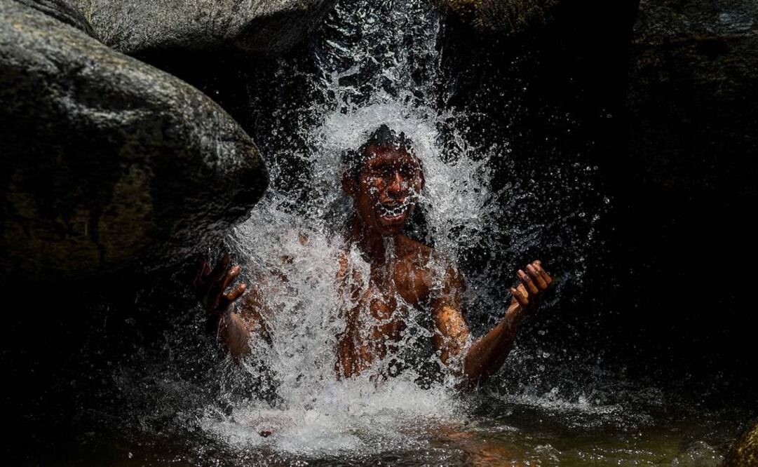Un joven se baña en río de montaña de Caracas (Fotos: AFP)