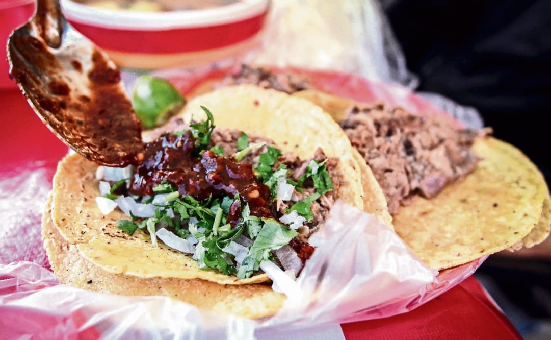 The meat is rubbed with a mixture of herbs, spices, and chiles - Photo: César Gómez/EL UNIVERSAL