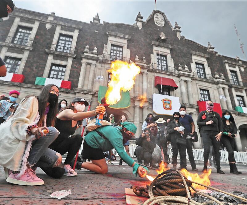 Las activistas quemaron máscaras del Presidente y del gobernador estatal. JORGE ALVARADO/EL UNIVERSAL