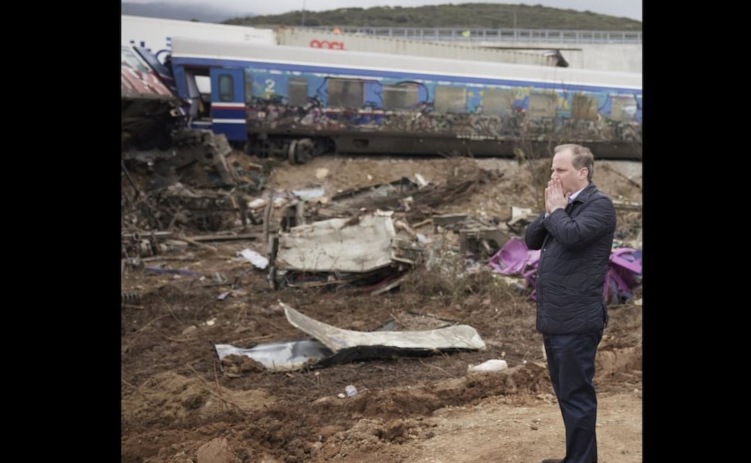 Ministro de Infraestructura y Transporte de Grecia, Kostas Karamanlis, en el sitio donde chocaron los trenes. FOTO: EFE