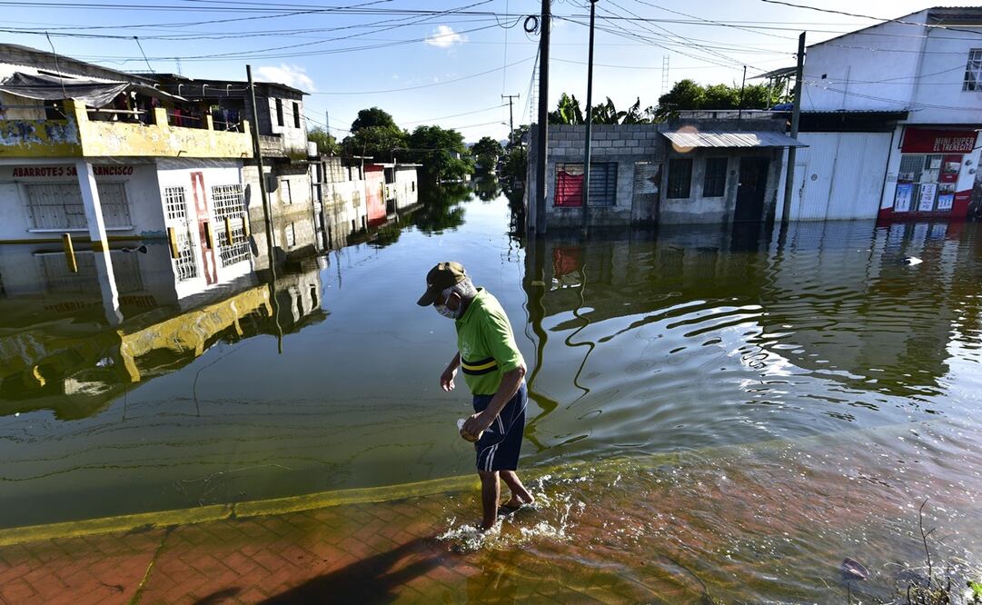 Zonas urbanas en el estado de Tabasco que continúan inundadas por los ríos desbordados. Foto: EFE
