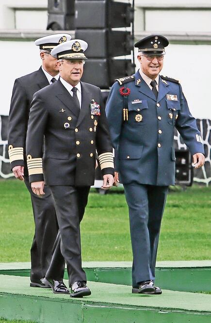 El secretario de Marina, Vidal Francisco Soberón, y el subsecretario de la Defensa Nacional, Noé Sandoval Alcázar (CARLOS PEREDA. NOTIMEX)