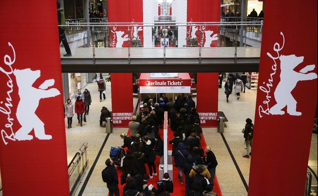 La Berlinale recuperará así algo de su carácter presencial, después de la edición híbrida en que tuvo lugar el festival en 2021. Foto: Archivo AP