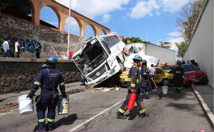 Tráiler se queda sin frenos y se lleva a su paso a 22 vehículos en la México-Querétaro
