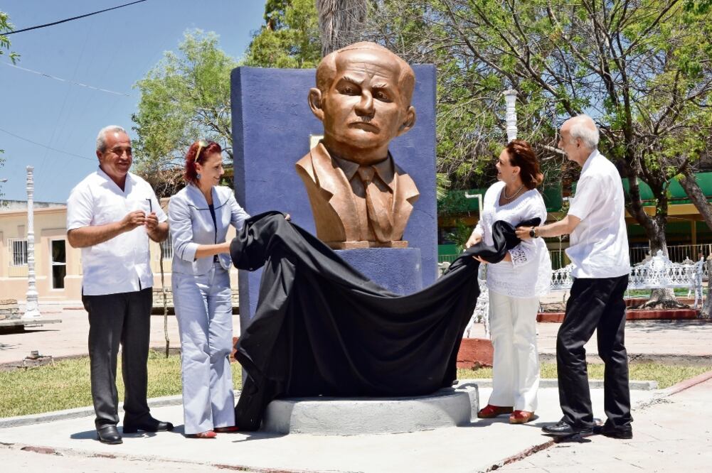 El alcalde José Luis García Montemayor (primero a la izq.) expresó su “gran admiración a don Raúl Salinas Lozano y a su familia”(EMILIO VÁSQUEZ. EL UNIVERSAL)