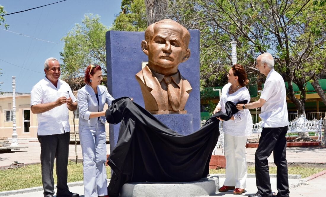 El alcalde José Luis García Montemayor (primero a la izq.) expresó su “gran admiración a don Raúl Salinas Lozano y a su familia”(EMILIO VÁSQUEZ. EL UNIVERSAL)