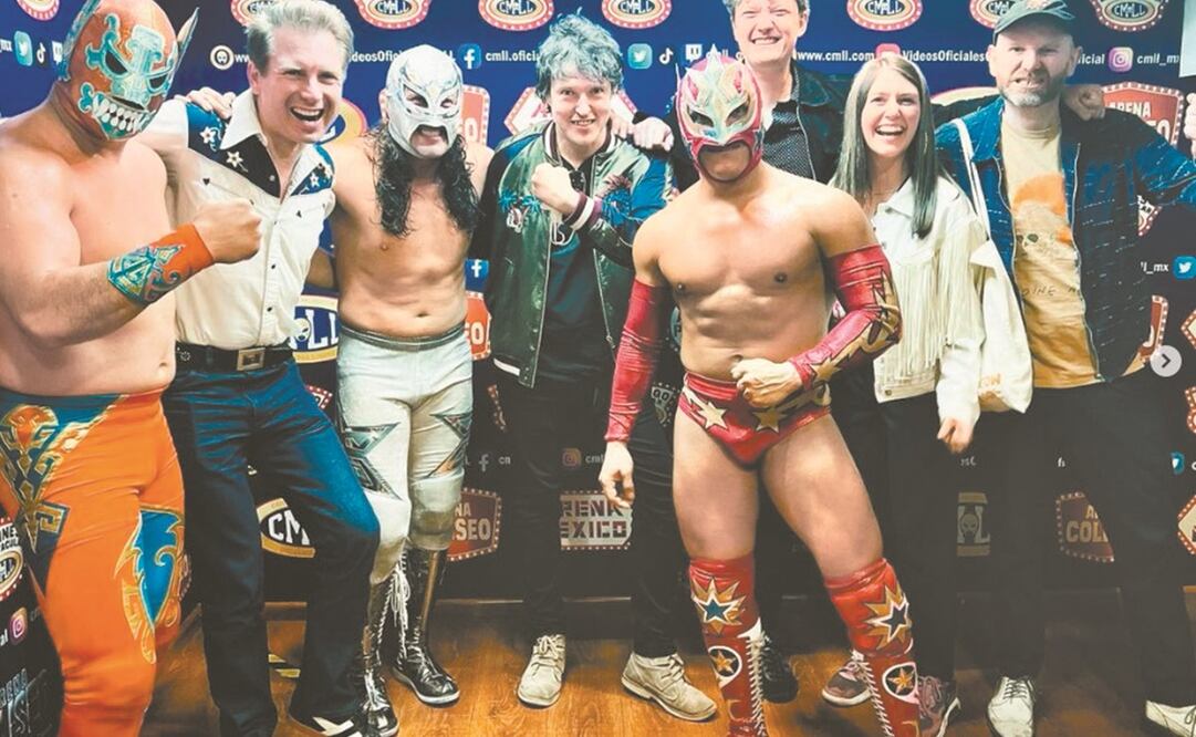Durante su visita, aprovecharon para posar con los luchadores del Consejo Mundial de Lucha Libre.