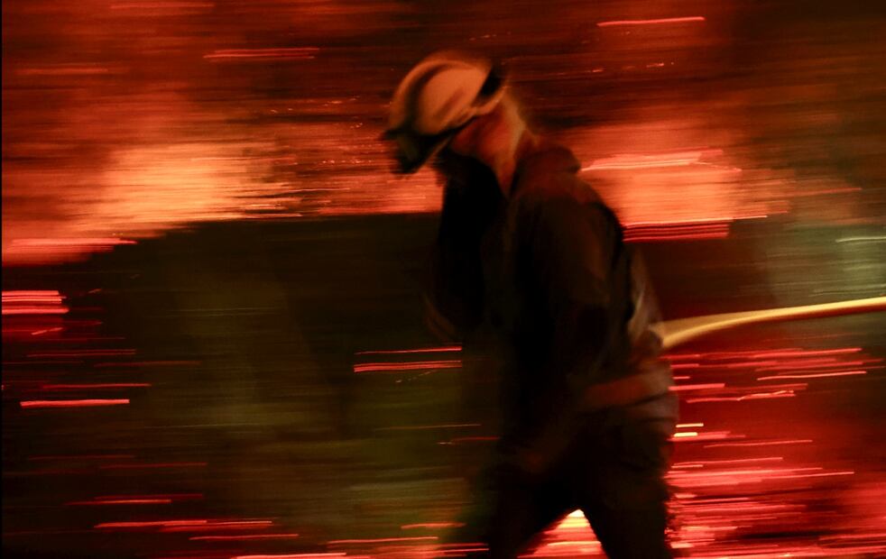 Un bombero trabaja en el incendio forestal de Aguasmestas, una parroquia del municipio de Quiroga, en la provincia de Lugo, el 26 de agosto de 2025. Foto: EFE