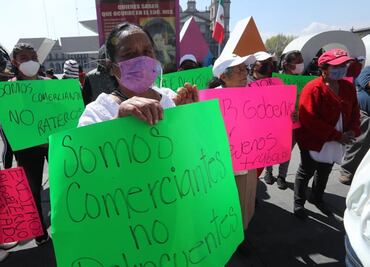 Vendedores ambulantes cierran acceso al centro de Toluca; demandan espacio para vendimia