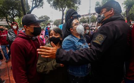 Miles se vacunan en Xochimilco entre jaloneos y lluvia