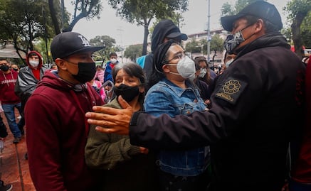 Miles se vacunan en Xochimilco entre jaloneos y lluvia