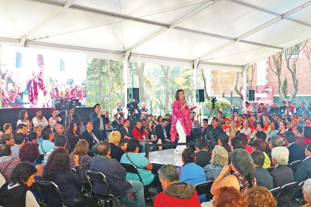 Xóchitl Gálvez Ruiz, jefa delegacional de Miguel Hidalgo, se separará del ca rgo para ir por una candidatura plurinominal al Senado de la República (GERARDO SUÁREZ. EL UNIVERSAL)