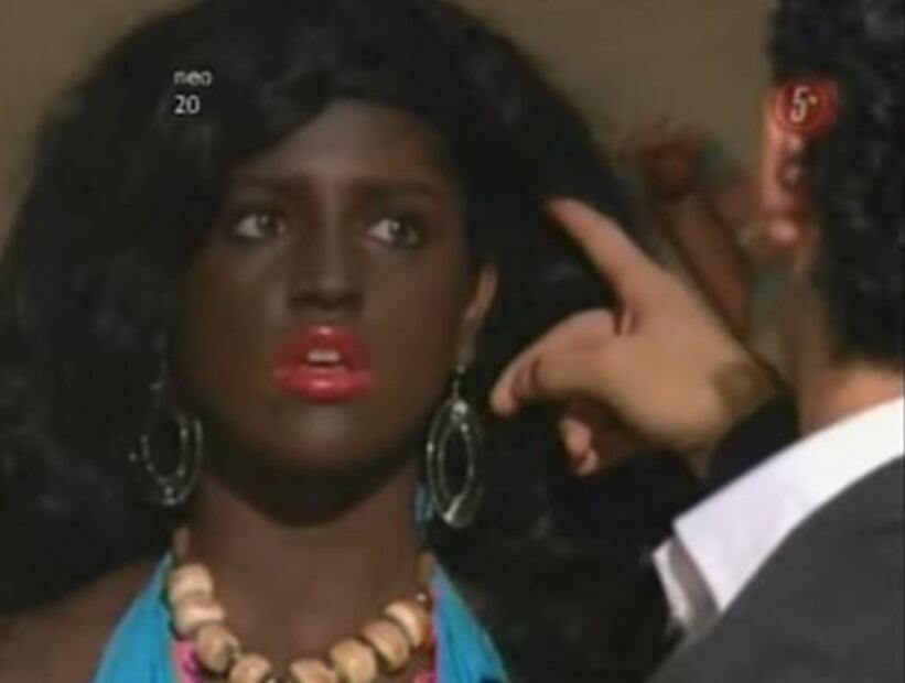 Eiza González se disculpa por maquillarse la cara de negro