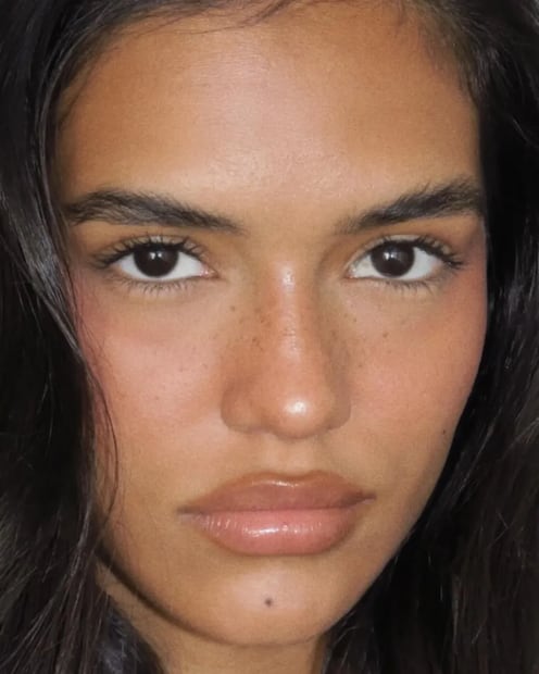 Maquillaje ‘natural’ con labios nude. Foto: Instagram @navymodels