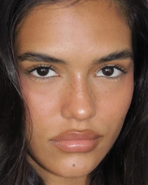 Maquillaje ‘natural’ con labios nude. Foto: Instagram @navymodels
