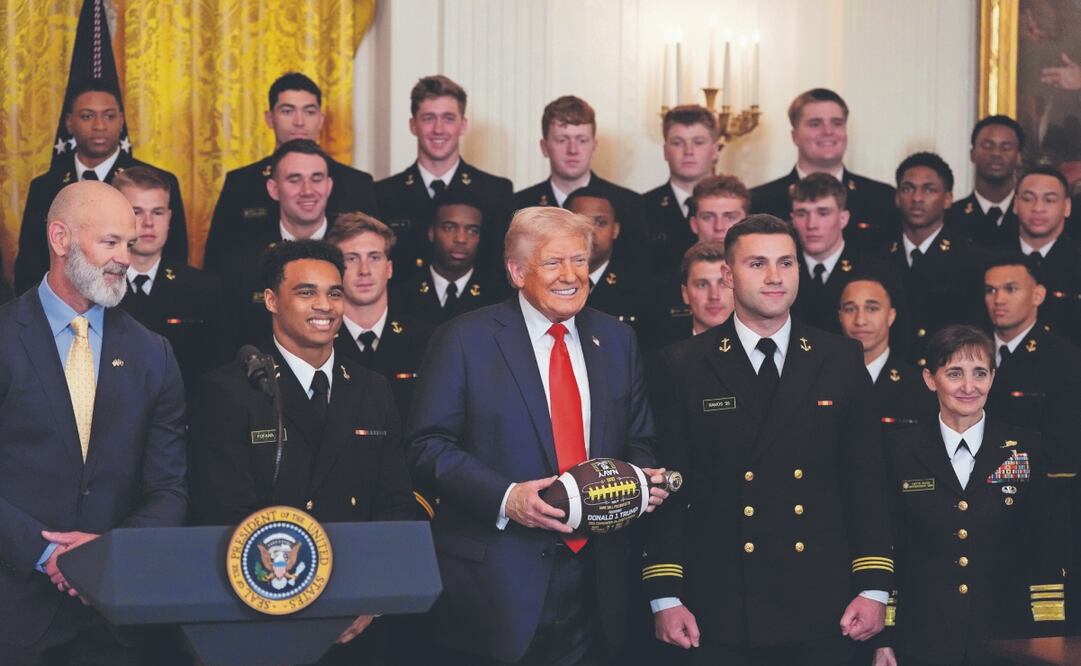 El presidente Donald Trump en la entrega del trofeo Comandante en Jefe al equipo de futbol americano de Guardiamarinas de la Armada, en la Casa Blanca, en Washington. Foto: de Alex Brandon. AP