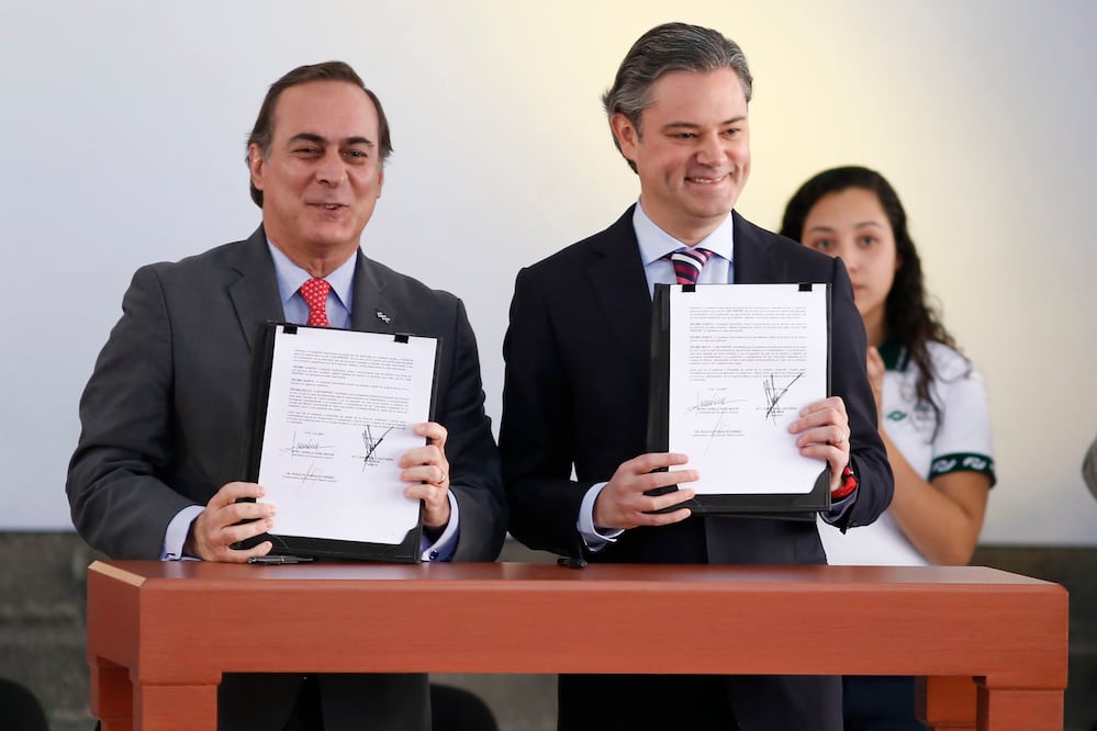 Juan Pablo Castañón, presidente del CCE, y Aurelio Nuño, titular de la SEP, firmaron un convenio para impulsar la formación dual de recursos humanos y así fortalecer la industria nacional ante los retos del mundo actual (AGUSTIN SALINAS. EL UNIVERSAL)