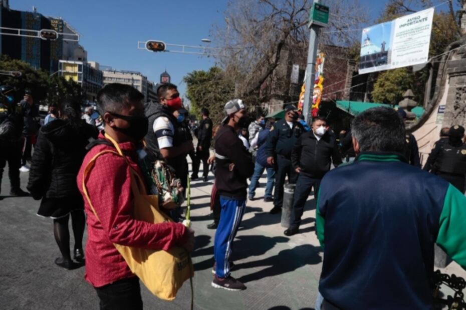 Pese a semáforo rojo por Covid-19, fieles acuden a templo de San Hipólito