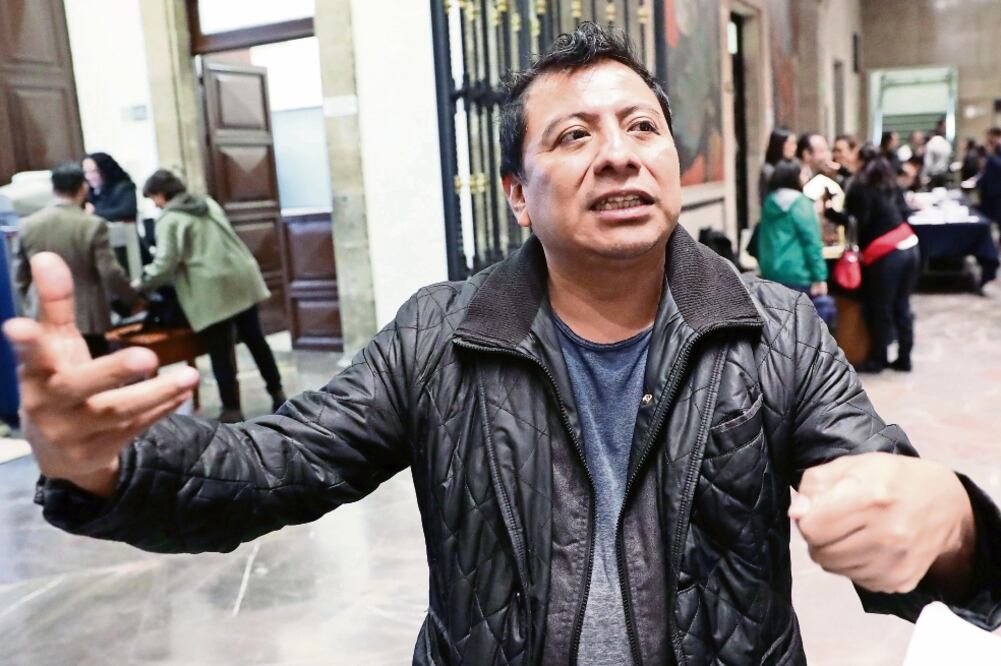 El poeta y periodista Mardonio Carballo presidía la Comisión de Pueblos y Barrios Originarios y Comunidades Indígenas (ARIEL OJEDA. EL UNIVERSAL)