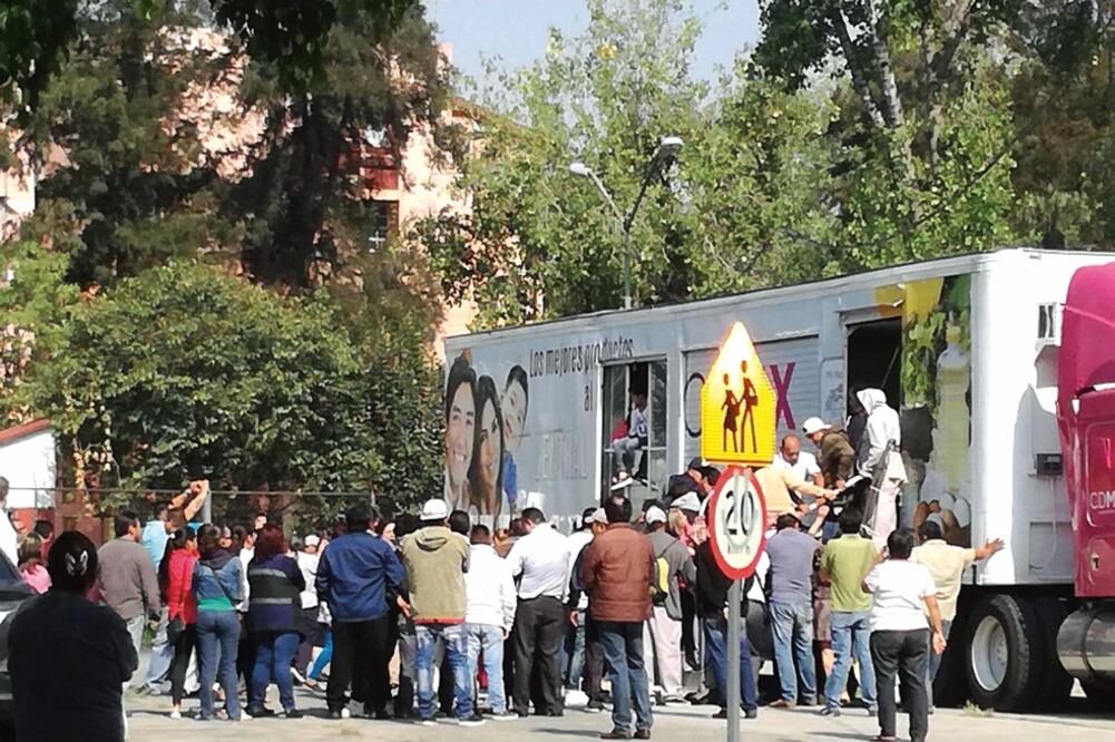 Ver siones. Colonos entrevistados el día del conflicto señalaron su molestia porque funcionarios no los dejaban comprar (ARCHIVO EL UNIVERSAL)