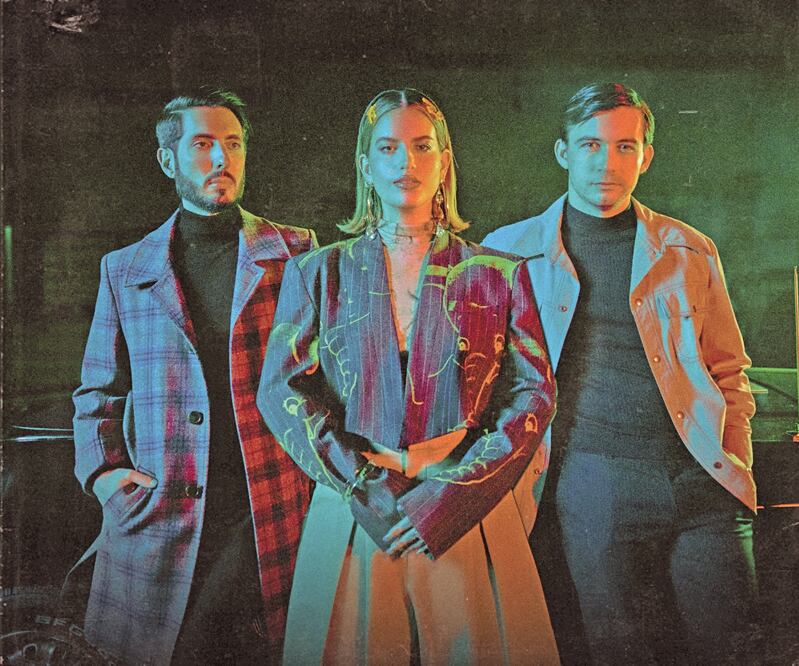 El grupo y la cantante colaboran en la canción “¿Quién lo diría? ” que ya se encuentra en plataformas. Foto: WARNER MUSIC