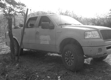 Dejan ocho cuerpos en una camioneta en Aquila, Michoacán