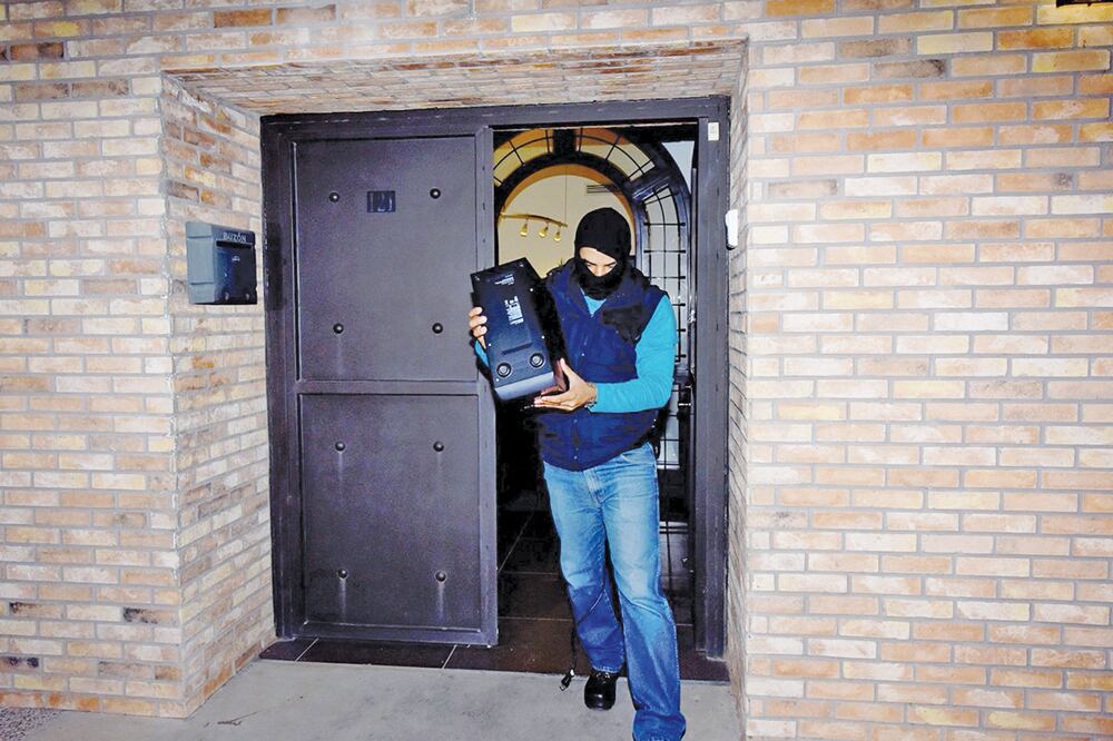 Uno de los agentes vestido de civil durante el decomiso de equipo de cómputo en una de las oficinas (CORTESÍA DE @LARED)