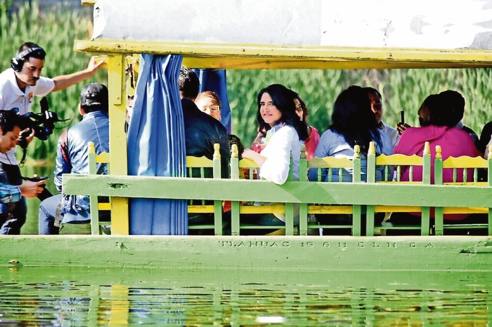Alejandra Barrales visitó la zona de canales de la delegación Tláhuac, donde criticó la administración del ex delegado morenista Rigoberto Salgado. (CORTESÍA)