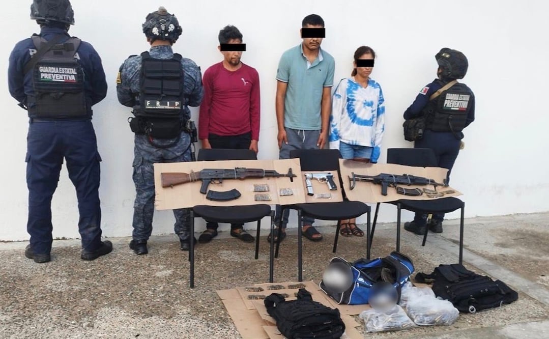 Los dos hombres, la mujer, las armas y las motocicletas quedaron a disposición del Ministerio Público. Foto: Especial
