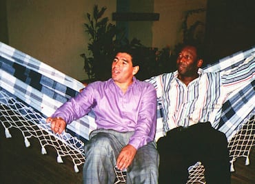 Pelé empresario; O Rei intentó llevar a Diego Maradona al Santos de Brasil
