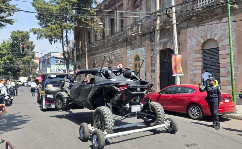 Cortejo fúnebre termina con 25 vehículos al corralón en la Cuauhtémoc; vecinos reportaron que motociclistas realizaban “malabares”.
Foto: Especial.