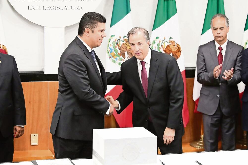 El diputado Javier Bolaños (primero de izq. a der.) recordó que en la comparecencia del titular de Hacienda, José Antonio Meade, se revisará el presupuesto 2017 y el 4to Informe de Gobierno (ARCHIVO EL UNIVERSAL)