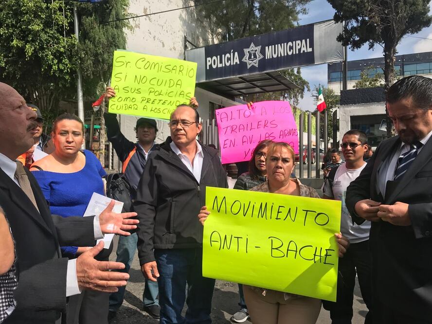 Algunas de las consignas en la protesta. Foto: Especial