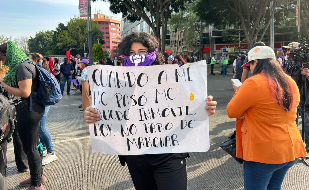 Isabel se manifiesta contra la violencia hacia las mujeres en la marcha del 25N en CDMX (25/11/2025). Foto: EL UNIVERSAL